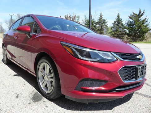 Used 2017 Chevrolet Cruze LT w/ Convenience Package FWD image 11