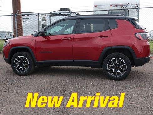 Used 2025 Jeep Compass Trailhawk AWD/4WD image 1