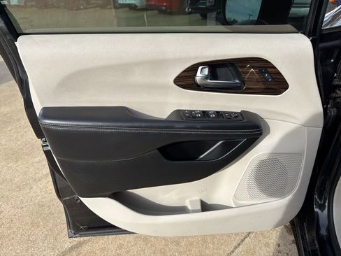 Certified 2023 Chrysler Pacifica Limited image 6