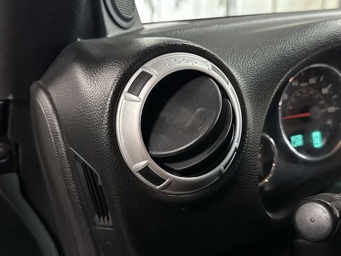 Used 2014 Jeep Wrangler Unlimited Rubicon w/ Connectivity Group AWD/4WD image 5