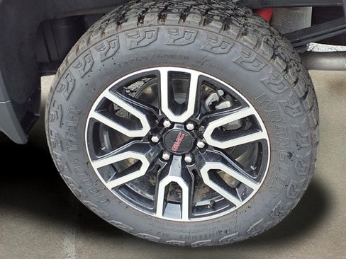 Used 2025 GMC Sierra 1500 AT4 w/ AT4 Premium Package AWD/4WD image 31