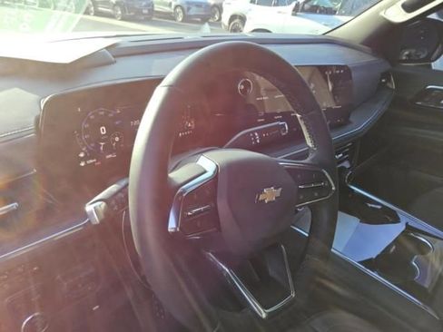 Used 2025 Chevrolet Suburban LT w/ Comfort Package AWD/4WD image 4