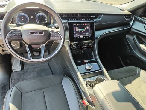 Used 2025 Jeep Grand Cherokee Altitude AWD/4WD image 13