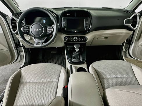 Used 2025 Kia Soul LX w/ LX Technology Package FWD image 16