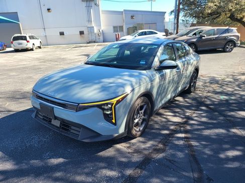 Used 2025 Kia K4 LXS image 1