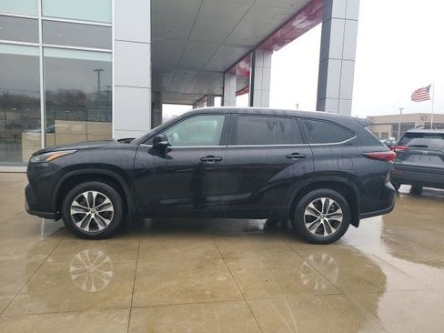 Used 2024 Toyota Highlander XLE image 4