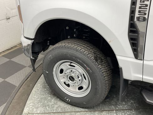 New 2026 Ford F250 XL w/ XL Chrome Package AWD/4WD image 27