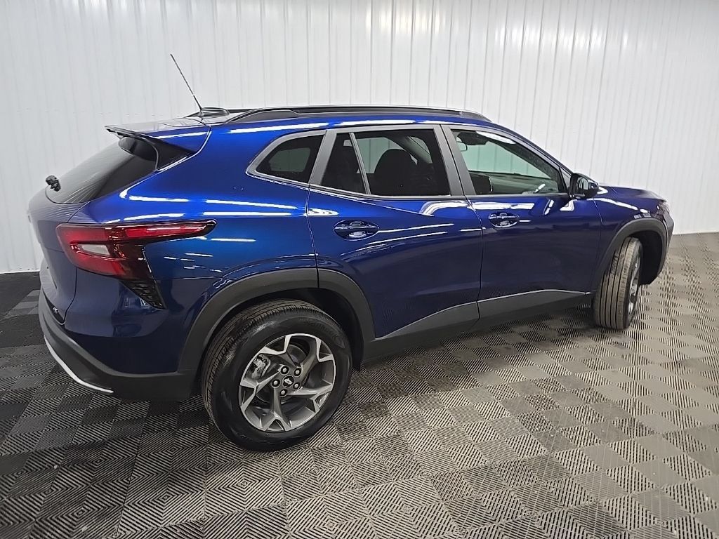 Used 2024 Chevrolet Trax LT w/ LT Convenience Package FWD image 3