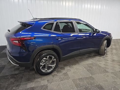 Used 2024 Chevrolet Trax LT w/ LT Convenience Package FWD image 3