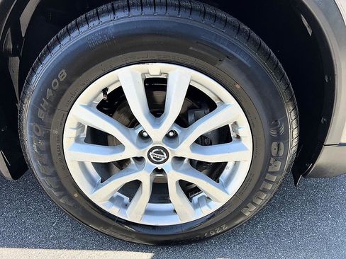Used 2020 Nissan Rogue SV FWD image 12