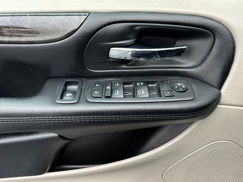 Used 2019 Dodge Grand Caravan SE w/ UConnect Hands-Free Group image 12