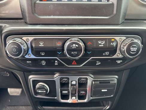 Used 2020 Jeep Wrangler Unlimited Sahara AWD/4WD image 34
