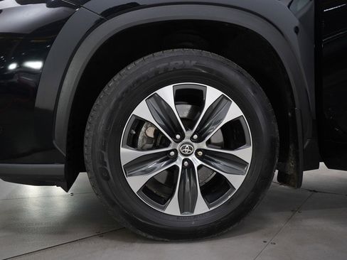 Used 2020 Toyota Highlander XLE image 32