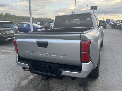 Used 2025 Toyota Tacoma SR5 AWD/4WD image 15