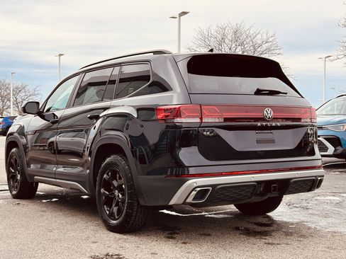 Certified 2025 Volkswagen Atlas Peak Edition SE image 5