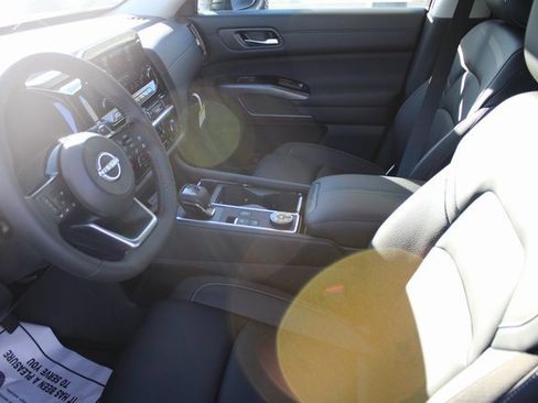 New 2025 Nissan Pathfinder SL image 8