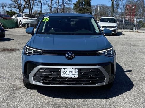 Used 2025 Volkswagen Taos SE w/ Panoramic Sunroof Package image 2