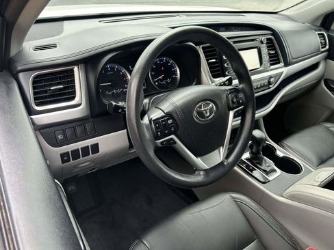 Used 2017 Toyota Highlander LE FWD image 8