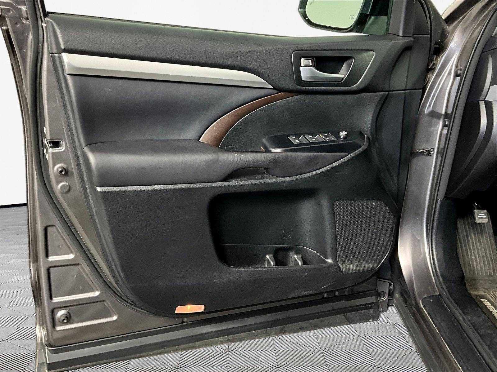 Used 2017 Toyota Highlander XLE AWD/4WD image 17