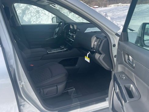 New 2025 Nissan Pathfinder SV image 6