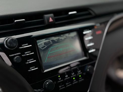 Used 2018 Toyota Camry LE image 21