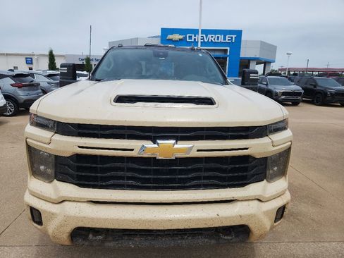 Used 2024 Chevrolet Silverado 2500 LT AWD/4WD image 2