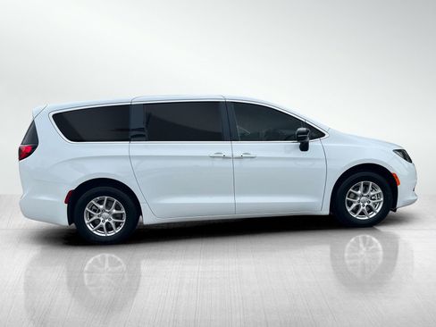 New 2026 Chrysler Voyager LX image 4