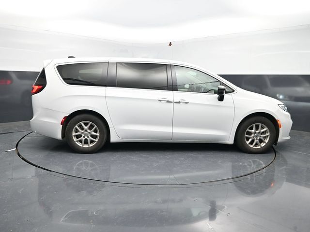 Used 2024 Chrysler Pacifica Touring-L FWD image 10
