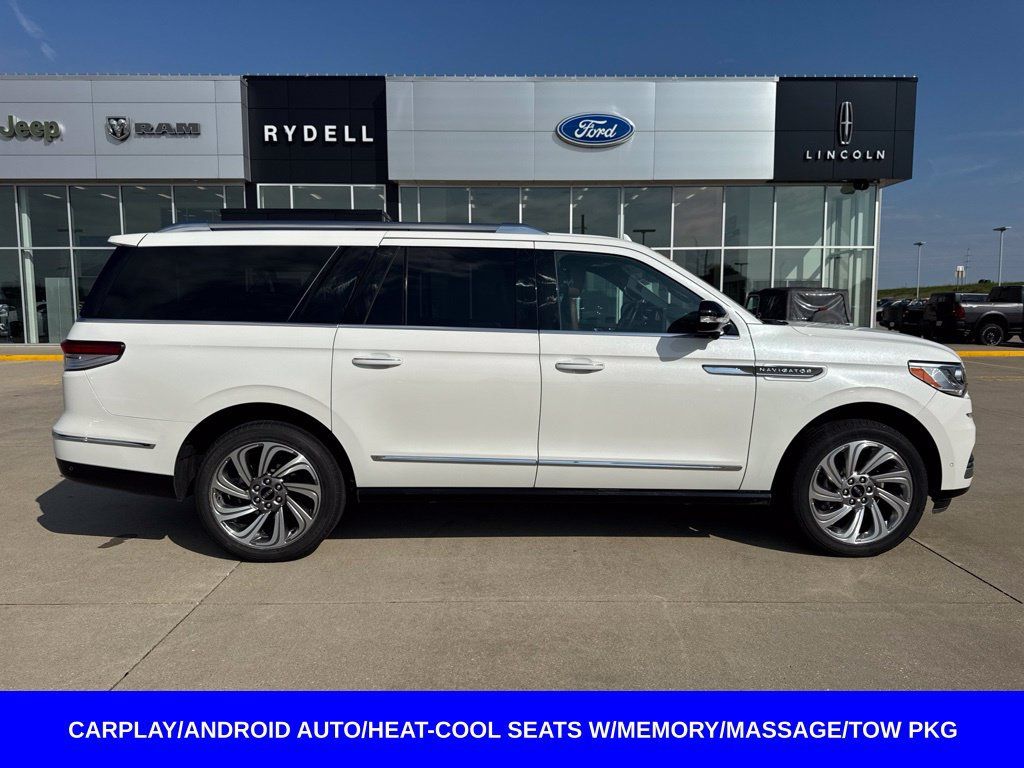 Used 2024 Lincoln Navigator L Reserve AWD/4WD image 2