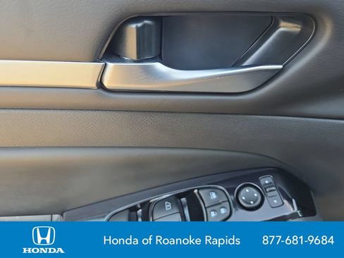 Used 2025 Nissan Altima 2.5 SR FWD image 11