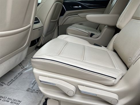 Used 2024 Cadillac Escalade Premium Luxury image 28