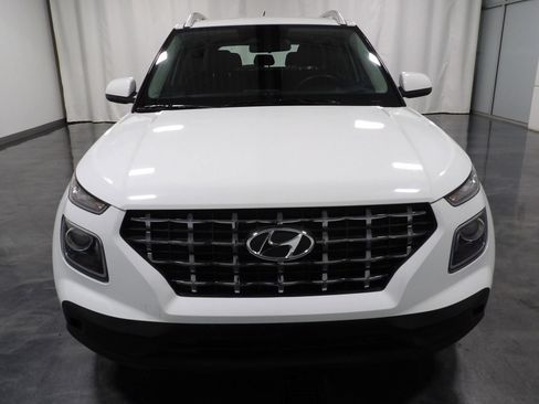 Used 2024 Hyundai Venue SEL FWD image 3