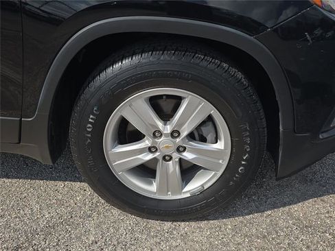 Used 2019 Chevrolet Trax LT w/ LT Convenience Package FWD image 3