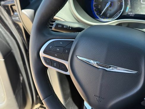 Used 2025 Chrysler Pacifica Select FWD image 11