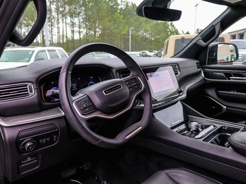 Used 2023 Jeep Wagoneer L Series II image 18