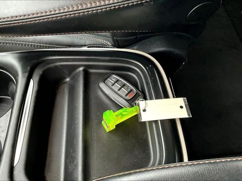 Used 2020 Chrysler Pacifica Touring-L image 34