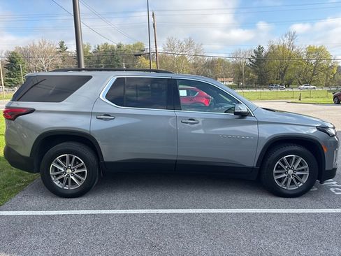 Used 2023 Chevrolet Traverse LT w/ Rear Camera Mirror Package image 4