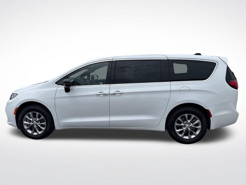 Used 2026 Chrysler Pacifica Limited AWD/4WD image 2