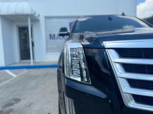 Used 2019 Cadillac Escalade ESV Luxury AWD/4WD image 12