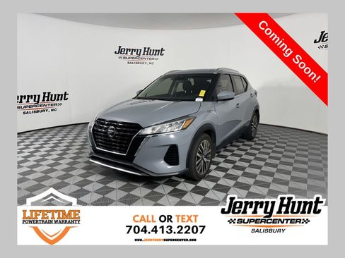 Used 2021 Nissan Kicks SV image 1