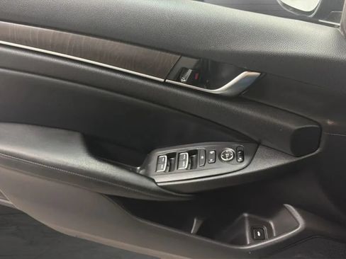 Used 2018 Honda Accord EX image 17
