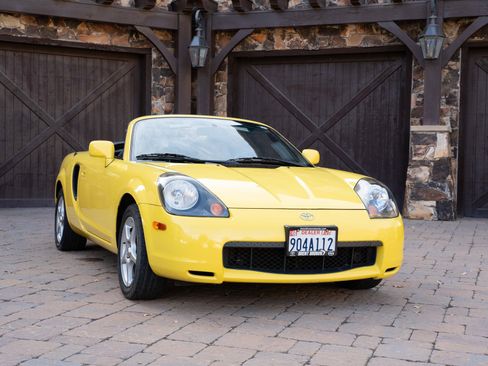 Used 2001 Toyota MR2 RWD image 5