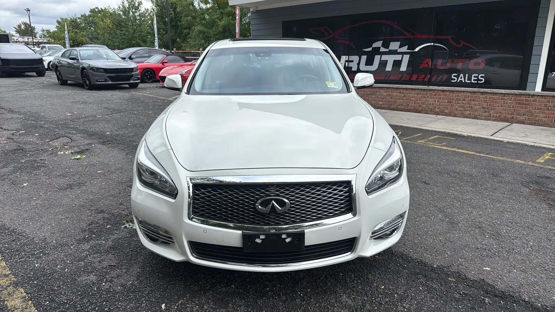 Used 2015 INFINITI Q70 3.7 w/ Deluxe Touring Package AWD/4WD image 2