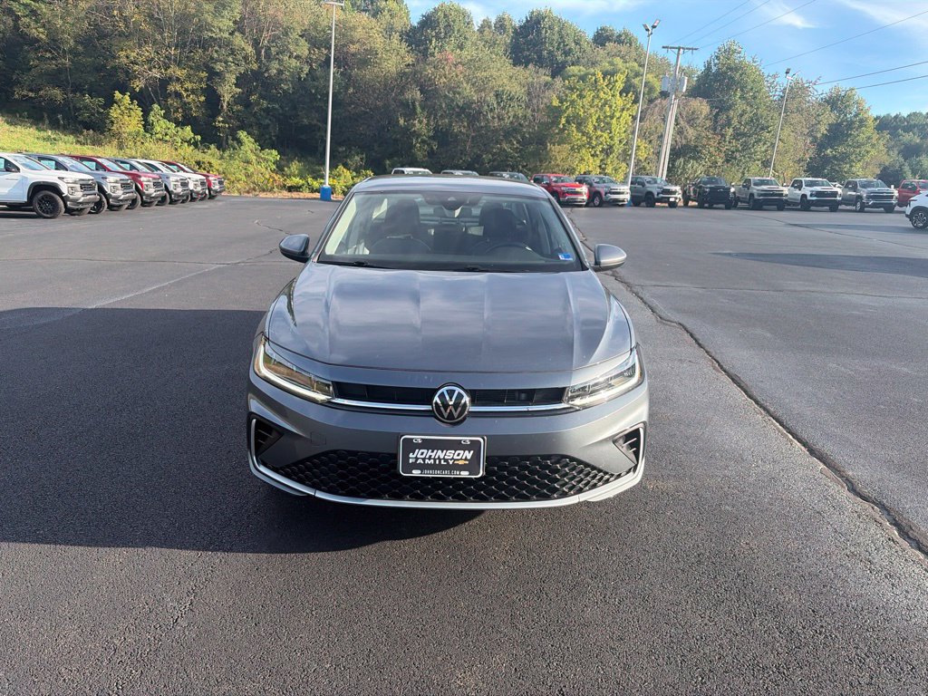 Used 2025 Volkswagen Jetta SE FWD image 3