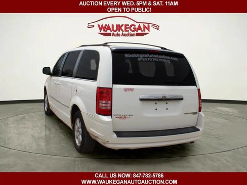 Used 2010 Chrysler Town & Country Touring FWD image 4