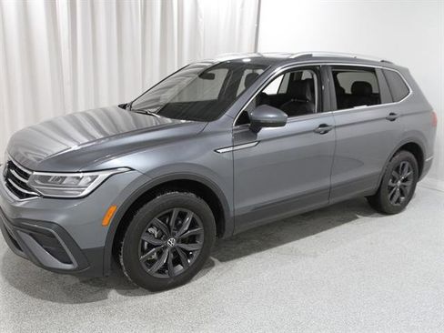 Certified 2024 Volkswagen Tiguan SE image 3