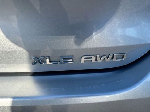 Used 2020 Toyota Highlander XLE image 27