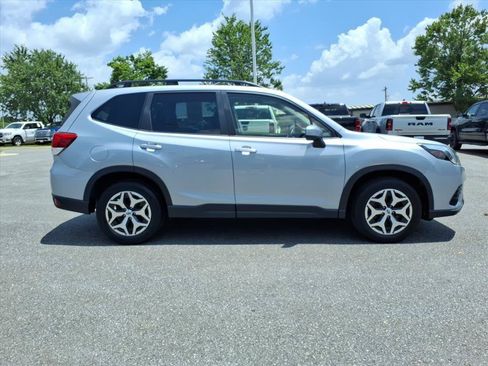 Used 2023 Subaru Forester Premium AWD/4WD image 3