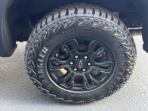 Used 2025 Chevrolet Silverado 1500 ZR2 w/ Technology Package image 14