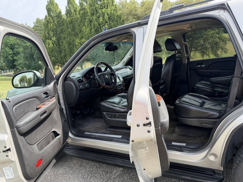 Used 2007 Chevrolet Tahoe LTZ w/ LTZ Preferred Equipment Group AWD/4WD image 25